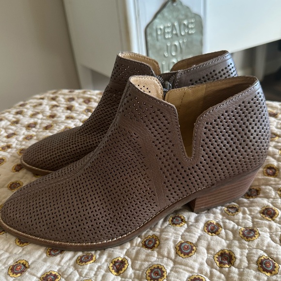 Lucky Brand Feyan Taupe Perforated Ankle Booties Size 9 - Picture 3 of 8